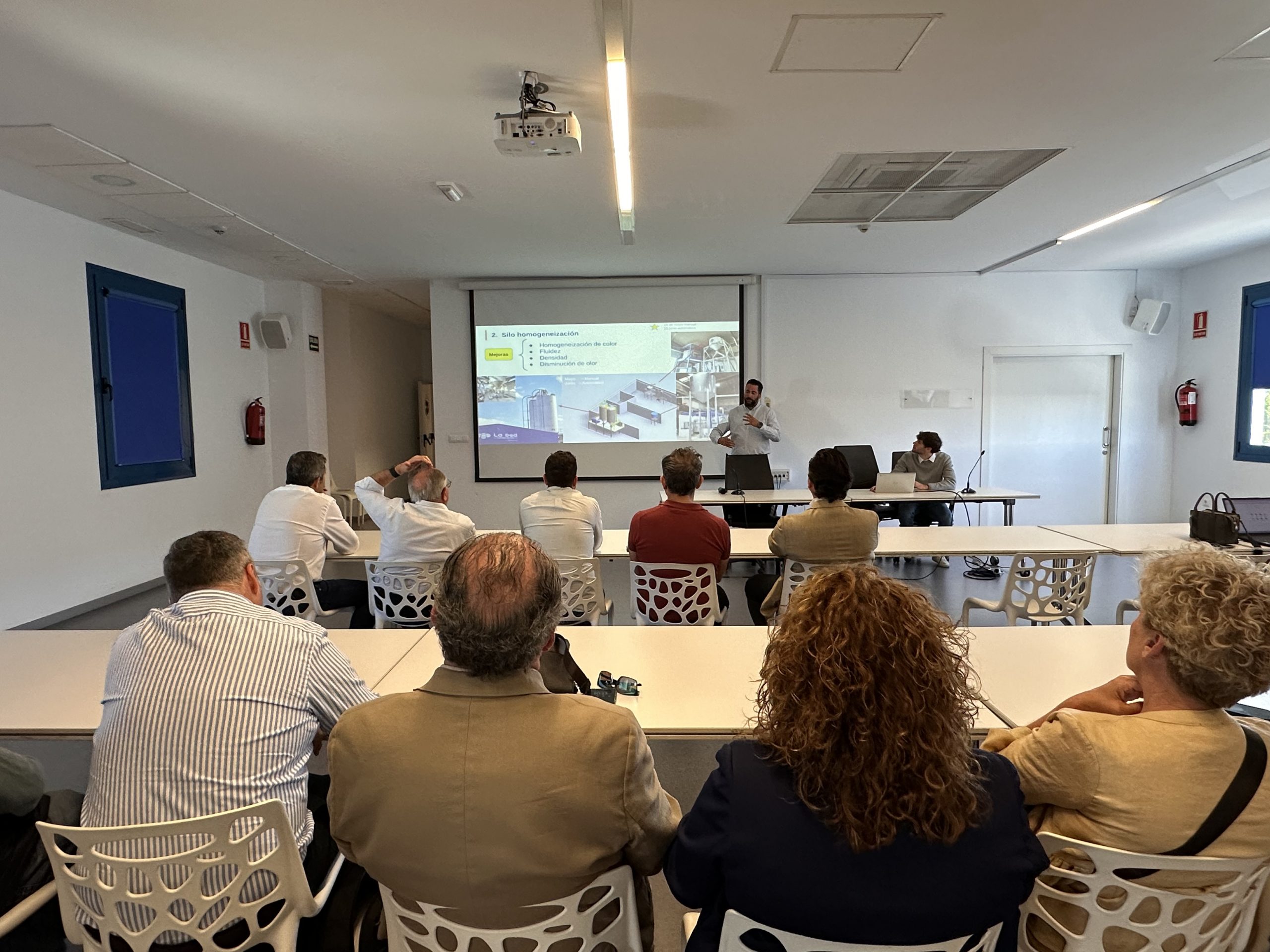 Clientes y equipo conociendo la smejoras en el LDPE en Reciclados La Red